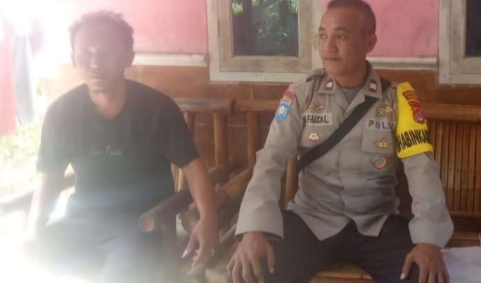 Upaya pendekatkan diri kepada masyarakat, Polsek Kresek kunjungi warga di Desa dalam rangka Program Polisi RW.