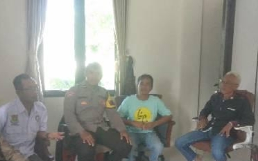 Dalam upaya menjalin sinergitas TNI-Polri dengan masyarakat, Polsek Kresek bersama Koramil 07 Kresek lakukan Sambang DDS di Desa.