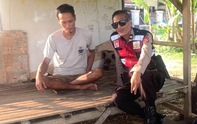 Upaya pendekatkan diri kepada masyarakat, Polsek Kresek kunjungi warga di Desa dalam rangka Program Polisi RW.