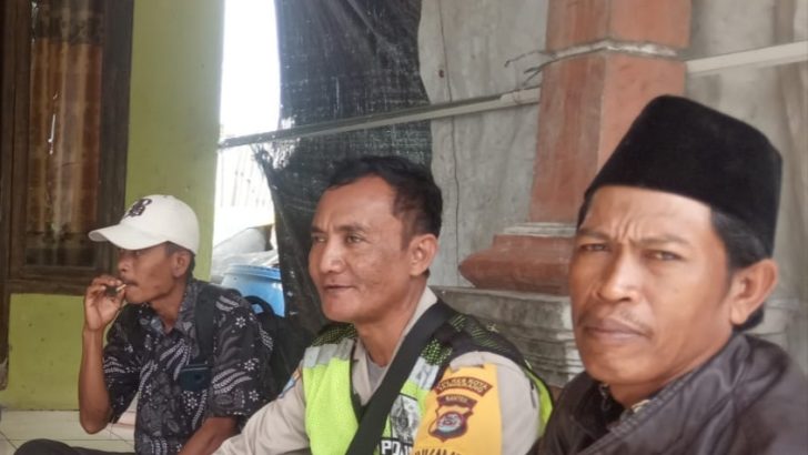 Pak Bhabin tak kenal lelah kunjungi warganya dalam program Polisi RW.