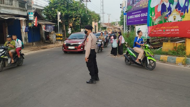 Kanit Samapta Gatur lalin pelayan pagi hari kepada pengguna jalan.