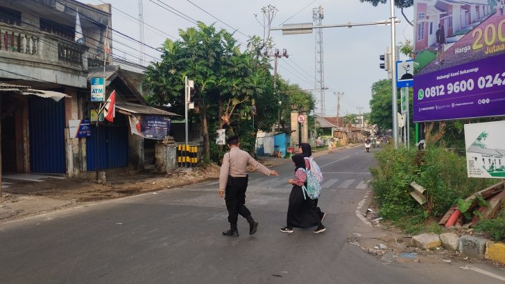 Kanit Samapta pelayanan bagi pengguna jalan, dan pengaturan lalin pagi hari TL Kukun.
