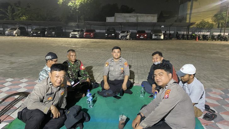 Untuk mendekatkan dengan warganya, Personel Polsek Rajeg Polresta Tangerang Polda Banten, Briptu Yodi anggota Polsek Rajeg kunjungan himbahuan Kamtibmas di Ds. Tanjakan Rw 02 Kec. Rajeg dalam rangka kegiatan sambang di masyarakat binamas memberikan himbhuan Kamtibmas oleh Polisi RW, di wilayah binaanya, Jumat (23/02/24).Polisi RW memberikan pesan kamtibmas kepada masyarakat agar ikut menjaga keamanan dan saling menjaga kerukunan antar warga masyarakat agar terciptanya keharmonisan dan menjalin kekeluargaan antar warga.“Bagi warga apabila ada yang melihat atau mengetahui adanya suatu hal yang bisa menimbulkan terjadinya gangguan kamtibmas hendaknya segera untuk menghubungi Bhabinkamtibmas atau melapor ke Polsek,” HimbaunyaMenurut Kapolresta Tangerang Kombes Pol Baktiar Joko Mujiono, S.I.K., M.M. melalui Kapolsek Rajeg AKP A.Hajaji,SH menjelaskan Kegiatan Sambang ini merupakan kegiatan Rutin yang wajib dilakukan oleh Personel Kepolisian Khususnya Polsek Rajeg Polresta Tangerang Polda Banten.Polisi RW merupakan program inovasi yang dicetuskan oleh Polresta Tangerang untuk meningkatkan pelayanan serta untuk lebih dekat dengan masyarakat.Implementasi dari program ini adalah menempatkan satu polisi untuk satu RW (Rukun Warga). Namun, personel polisi yang bertugas pada program ini diluar dari anggota Bhabinkamtibmas yang ada di masing – masing kelurahan.” Ujar Kapolsek Rajeg