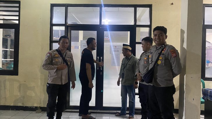 Kabupaten Tangerang. Anggota Polsek Rajeg melaksanakan pengamanan kotak surat suara malam hari di sektetariat PPK Rajeg Kabupaten Tangerang, Rabu (21/02/24). Jam 24.00 WIB Kapolresta Tangerang Kombes Pol Baktiar Joko Mujiono, S.I.K., M.M., melalui Kapolsek Rajeg AKP.AHajaji, S.H. mengatakan, “Kegiatan ini bertujuan untuk mencegah potensi kerawanan dan memastikan Kotak Suara PPK Rajeg aman”.