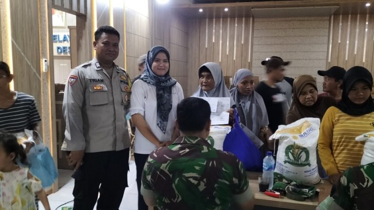 Binamas dan Babinsa desa Mekarsari melaksanakan pengamanan penyaluran Bantuan Pangan Nasional pemerintah RI kpd warga desa Mekarsari yang membutuhkan
