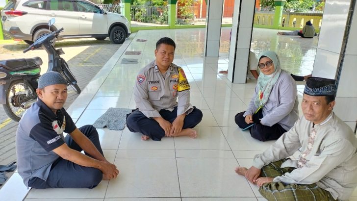 Binamas Desa Mekarsari Bripka Trian jalin silaturahmi dengan tokoh agama perum taman raya guna ciptakan lingkungan aman dan kondusif
