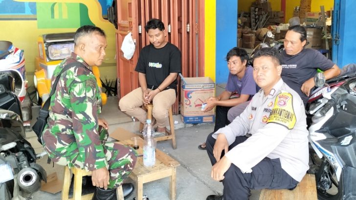 Binamas dan Babinsa desa Mekarsari Rajeg melaksanakan sambang dengan tokoh pemuda untuk menjaga kondusifitas pasca pemilu