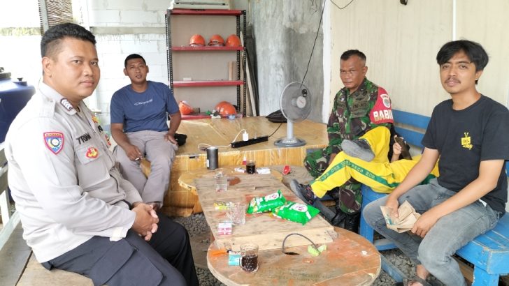 Bripka Trian dan Sertu Kusnanto Binamas dan Babinsa desa Mekarsari melaksanakan sambang dan berikan edukasi kamtibmas kpd masyarakat