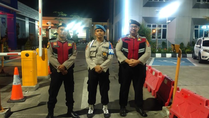 Anggota Sat Samapta Polresta Tangerang Melaksanakan Penjagaan Mako Malam Untuk Antisipasi Gangguan Kamtibmas.