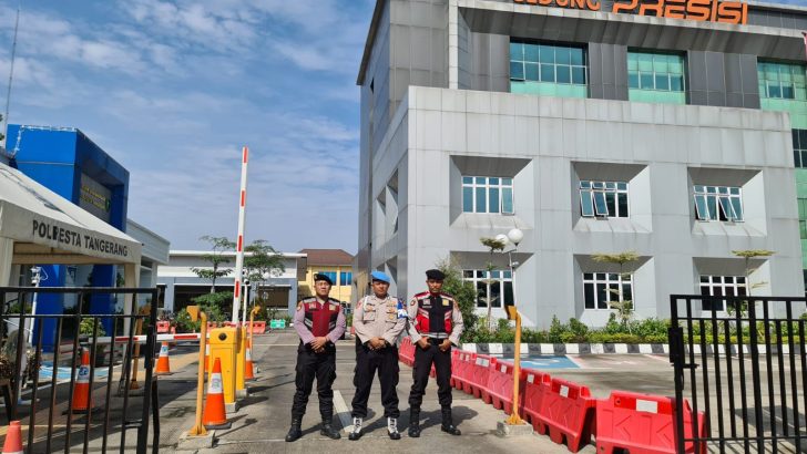 Anggota Sat Samapta Polresta Tangerang Melaksanakan Penjagaan Mako Untuk Antisipasi Gangguan Kamtibmas.