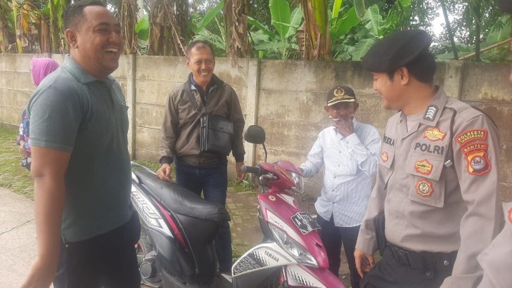Sambil melaksanakan Patroli Barcode di sekitaran SPBU Margasari, Anggota Turjawali SatSamapta memberikan pesan kamtibmas Kepada Masyarakat dan Memastikan situasi Aman.