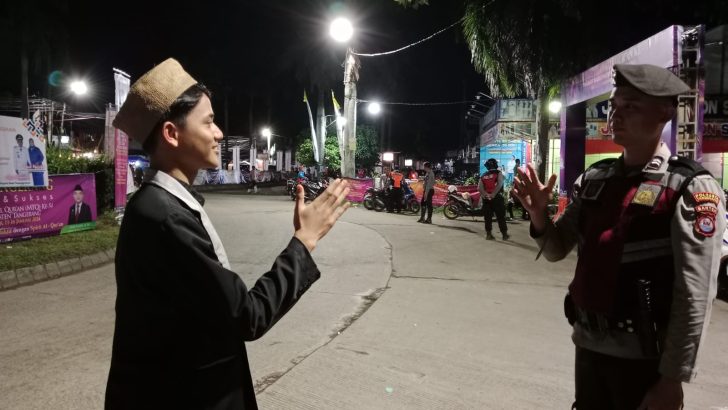 Anggota Unit Turjawali SatSamapta di sekitaran Kawasan Millenium Industrial estate melaksanakan Patroli Barcode memberikan pesan kamtibmas Kepada Masyarakat.