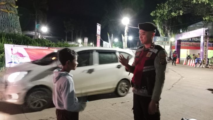 Di sekitaran Bank BTN KCP Cikupa Bizzpoint memberikan pesan kamtibmas Kepada Masyarakat oleh Anggota Sat Samapta saat Patroli Barcode.