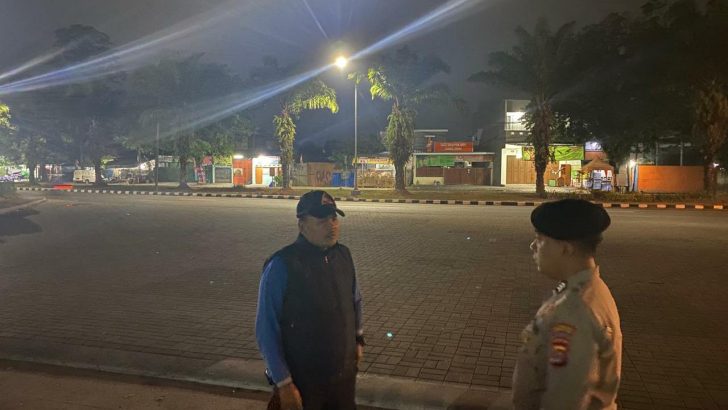Di sekitaran Rutan Kelas 1 Jambe, Anggota Patko Samapta melaksanakan Patroli Barcode memberikan pesan kamtibmas Kepada Masyarakat.