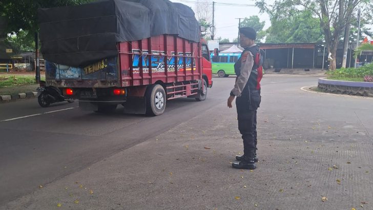 Memberikan Pelayanan kepada masyarakat berupa Pengaturan Lalulintas Di Depan PT. Tuntex Cikupa Anggota Sat Samapta Polresta Tangerang.