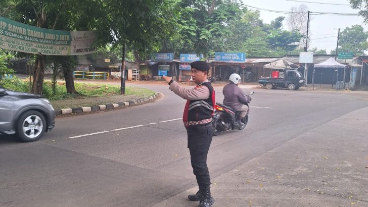 Anggota Sat Samapta melaksanakan Pengaturan Lalulintas Di Depan Kawasan Industri Cikupa Mas Polresta Tangerang dan Memberikan Pelayanan kepada masyarakat.