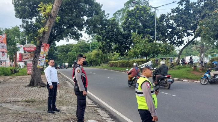 Pelayanan Prima Pengaturan Lalu Lintas Di U Turn Bugel Anggota Sat Samapta Polresta Tangerang.