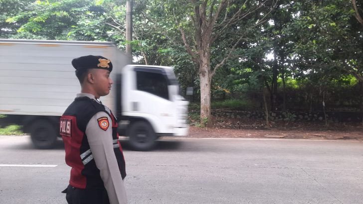 Pelaksanaan tugas Pelayanan Prima Pengaturan Lalulintas Di Simpang Tiga Kantor Pos Tigaraksa oleh Anggota Sat Samapta Polresta Tangerang.
