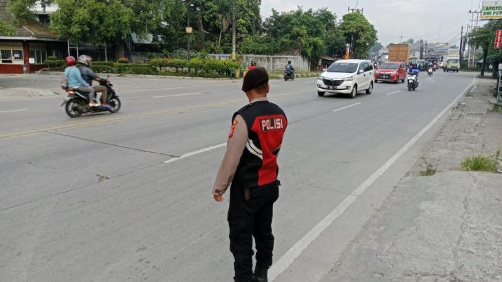 Anggota Turjawali Sat Samapta Polresta Tangerang Memberikan Pelayanan kepada masyarakat berupa pengaturan Lalulintas Di Pertigaan Welcome Park.