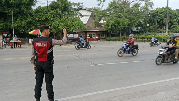 Anggota Sat Samapta Polresta Tangerang Memberikan Pelayanan kepada masyarakat berupa pengaturan Lalu Lintas di Depan Kawasan Millenium Industrial Etate.