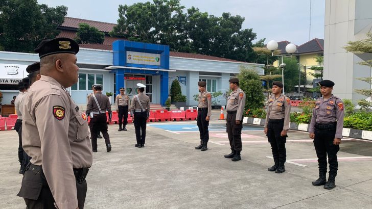 Anggota SatSamapta Polresta Tangerang melaksanakan Apel Serah terima piket fungsi Dipimpin Pawas.