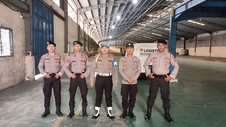 ANGGOTA SIPROPAM MELAKSANAKAN PENGECEKAN PERSONIL PAM LOGISTIK GUDANG KPU KABUPATEN TANGERANG