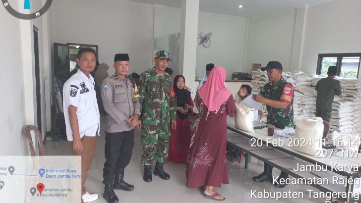 Rajeg Kabupaten Tangerang- Aipda Rusdi Melaksanakan Kegiatan Penyaluran Bansos Beras di Desa Jambu Karya (20/02/2024)