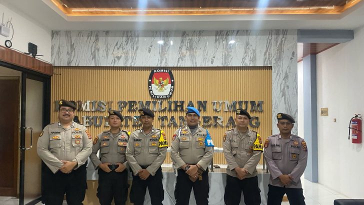 ANGGOTA SIPROPAM MELAKSANAKAN PENGECEKAN PERSONIL PAM KANTOR KPU KAB. TANGERANG