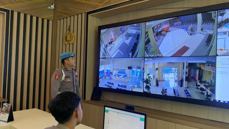 PENGECEKAN SITUASI RUANG COMMAND CENTRE POLRESTA TANGERANG OLEH PIKET SIPROPAM POLRESTA TANGERANG