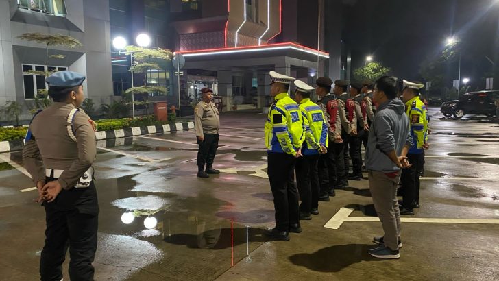 SIPROPAM MELAKSANAKAN PENGECEKAN APEL MALAM PIKET FUNGSI POLRESTA TANGERANG