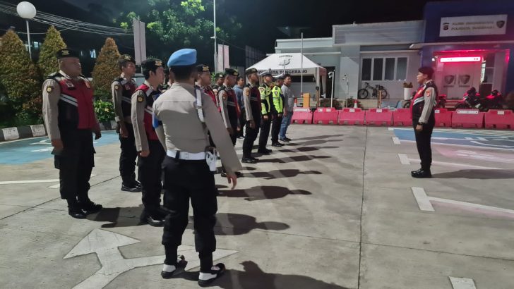SIPROPAM MELAKSANAKAN PENGECEKAN APEL MALAM PIKET FUNGSI POLRESTA TANGERANG