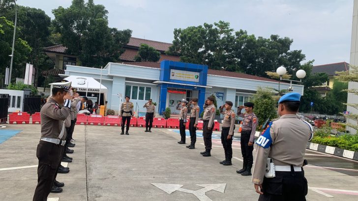 ANGGOTA SIPROPAM POLRESTA TANGERANG MELAKSANAKAN PENGAWASAN SERAH TERIMA TUGAS PIKET
