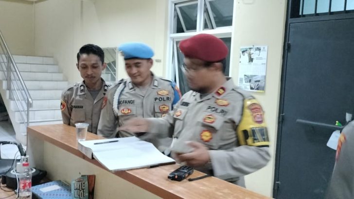 PENGECEKAN BUKU MUTASI PETUGAS JAGA TAHANAN OLEH ANGGOTA SIPROPAM