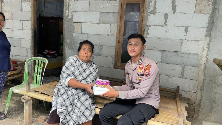 Anggota Bagops Polresta Tangerang Giat Bagi Takjil Selama Bulan Suci Ramadhan