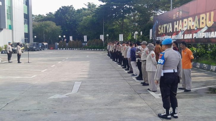 ANGGOTA SIPROPAM MELAKUKAN PENGECEKAN ANGGOTA PADA APEL PAGI POLRESTA TANGERANG