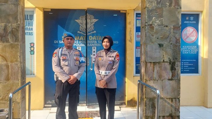 PENGECEKAN MASYARAKAT PEMOHON SIM DI GEDUNG SAT LANTAS POLRESTA TANGERANG OLEH PIKET SIPROPAM DAN SAT LANTAS POLRESTA TANGERANG