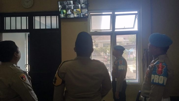 PENGECEKAN PAGI PADA CCTV RUANG TAHANAN POLRESTA TANGERANG OLEH PIKET SIPROPAM POLRESTA TANGERANG