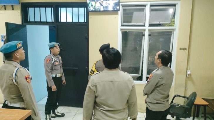 PENGECEKAN MALAM PADA CCTV RUANG TAHANAN POLRESTA TANGERANG OLEH PIKET SIPROPAM POLRESTA TANGERANG