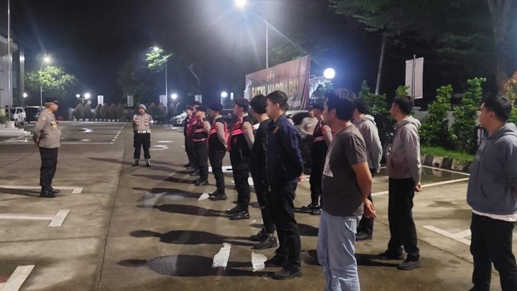 SIPROPAM MELAKSANAKAN PENGECEKAN APEL MALAM PIKET FUNGSI POLRESTA TANGERANG