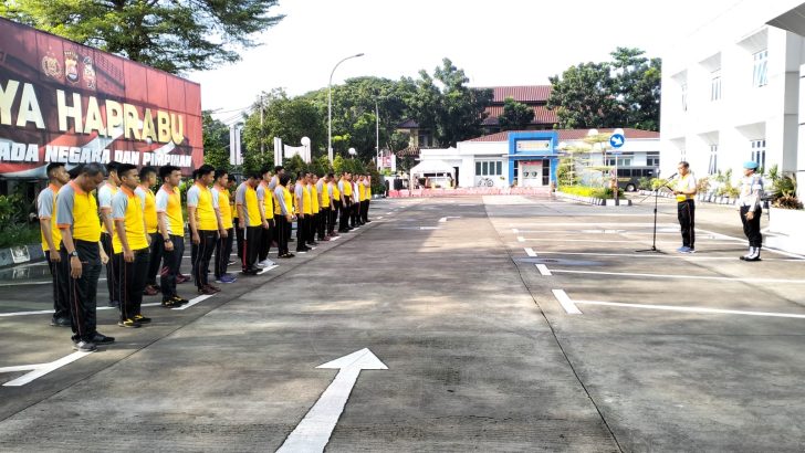 ANGGOTA SIPROPAM MELAKUKAN PENGECEKAN ANGGOTA PADA APEL PAGI POLRESTA TANGERANG 