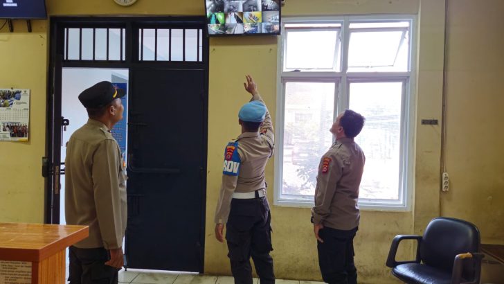 PENGECEKAN PAGI PADA CCTV RUANG TAHANAN POLRESTA TANGERANG OLEH PIKET SIPROPAM POLRESTA TANGERANG