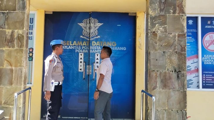 PENGECEKAN MASYARAKAT PEMOHON SIM DI GEDUNG SAT LANTAS POLRESTA TANGERANG OLEH PIKET SIPROPAM DAN SAT LANTAS POLRESTA TANGERANG
