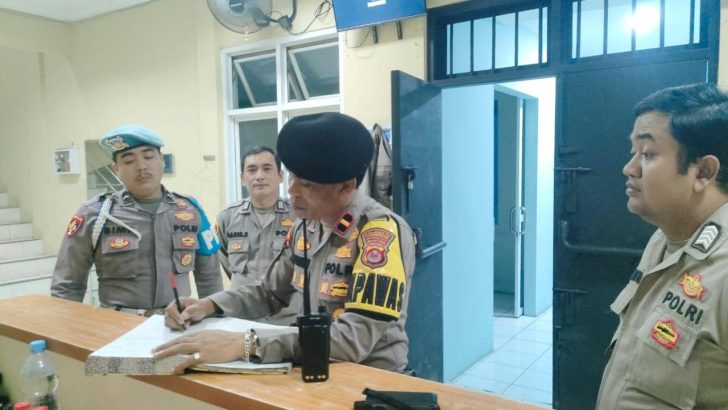 PENGECEKAN MALAM PADA BUKU MUTASI PETUGAS JAGA RUANG TAHANAN OLEH ANGGOTA SIPROPAM