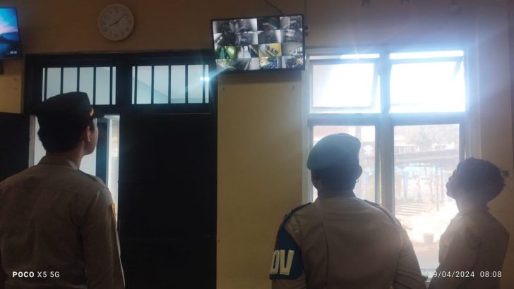 PENGECEKAN PAGI PADA CCTV RUANG TAHANAN POLRESTA TANGERANG OLEH PIKET SIPROPAM POLRESTA TANGERANG