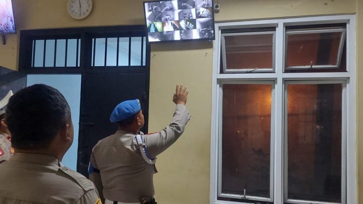 PENGECEKAN MALAM PADA CCTV RUANG TAHANAN POLRESTA TANGERANG OLEH PIKET SIPROPAM POLRESTA TANGERANG