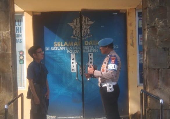 PENGECEKAN MASYARAKAT PEMOHON SIM DI GEDUNG SAT LANTAS POLRESTA TANGERANG OLEH PIKET SIPROPAM DAN SAT LANTAS POLRESTA TANGERANG