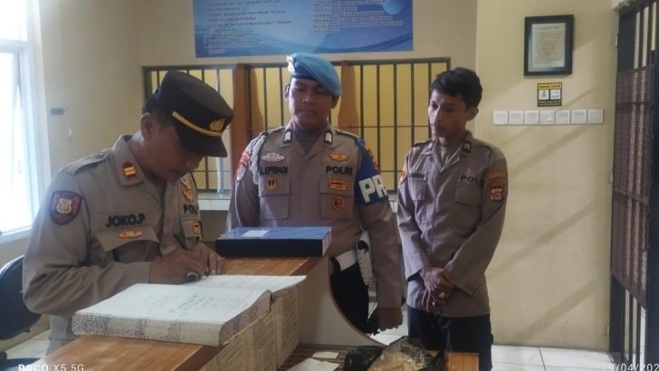 PENGECEKAN PAGI PADA BUKU MUTASI PETUGAS JAGA RUANG TAHANAN OLEH ANGGOTA SIPROPAM