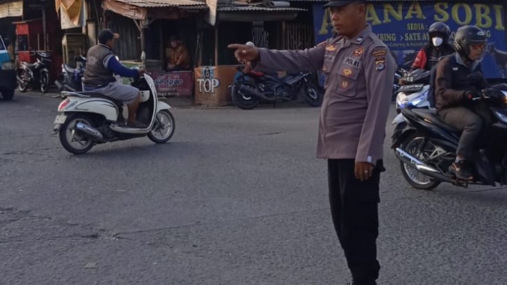 Pelayanan Pagi Hari, Polsek Cisoka Polresta Tangerang Laksanakan Gatur Lalin