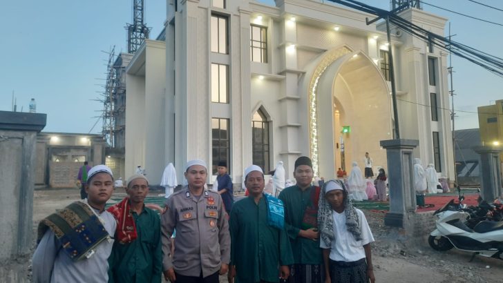 Petsonil Polsek Pasar Kemis PAM Salat Idul Fitri di Masjid Nurul Yaqin