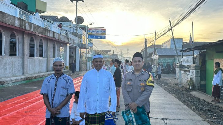 Bhabinkamtibmas melaksanalan Pam Sholat Idul Fitri Masjid Al-Ikhlas Pasar kemis